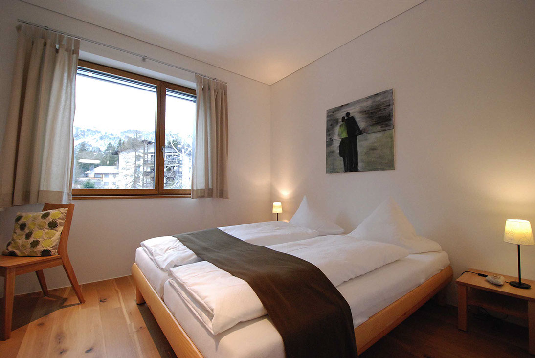 Elternschlafzimmer der Ferienwohnung Laina am See, Lenzerheide.