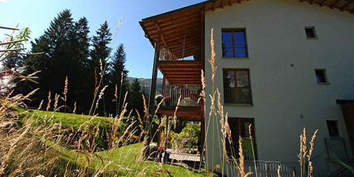 Ostfassade Ferienwohnung Seestrasse 13 beim See, im Sommer, Lenzerheide
