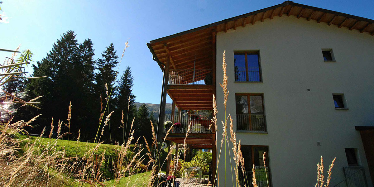 Ostfassade Ferienwohnung Seestrasse 13 beim See, im Sommer, Lenzerheide