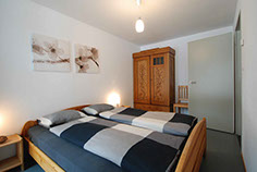 Elternschlafzimmer der Ferienwohnung Seestrasse 13, Lenzerheide beim See.