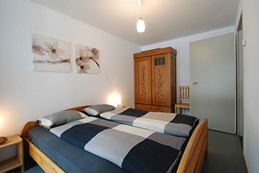 Elternschlafzimmer der Ferienwohnung Seestrasse 13, Lenzerheide beim See.